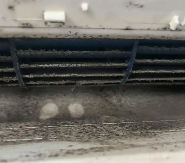 余江空调吹的风有股烧焦味是怎么回事